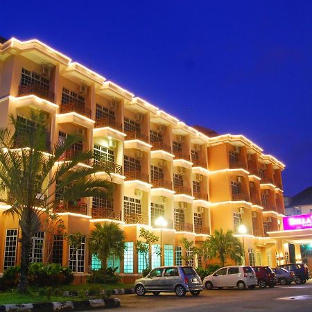 Bella Vista Express Hotel Пантай-Сенанг Экстерьер фото