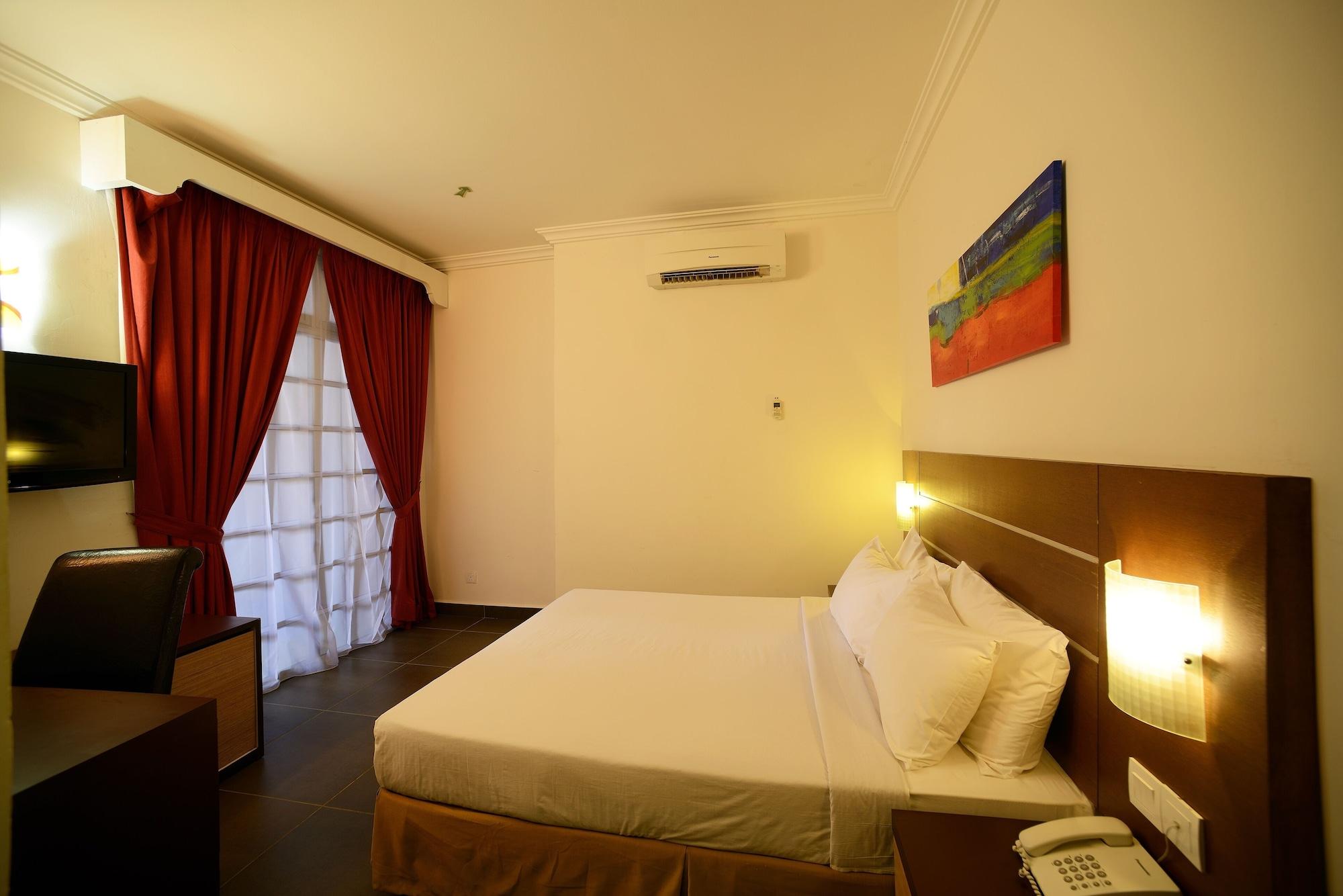 Bella Vista Express Hotel Пантай-Сенанг Экстерьер фото