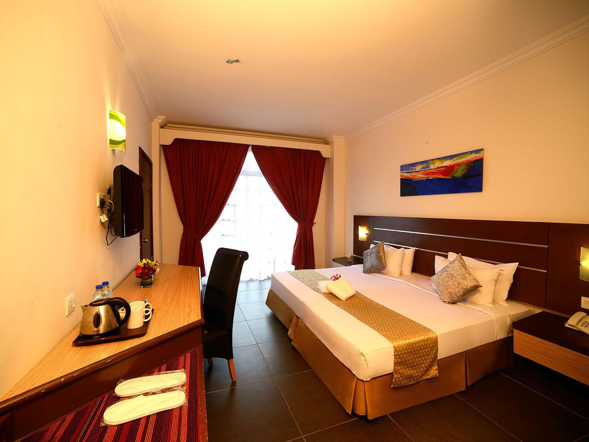 Bella Vista Express Hotel Пантай-Сенанг Экстерьер фото