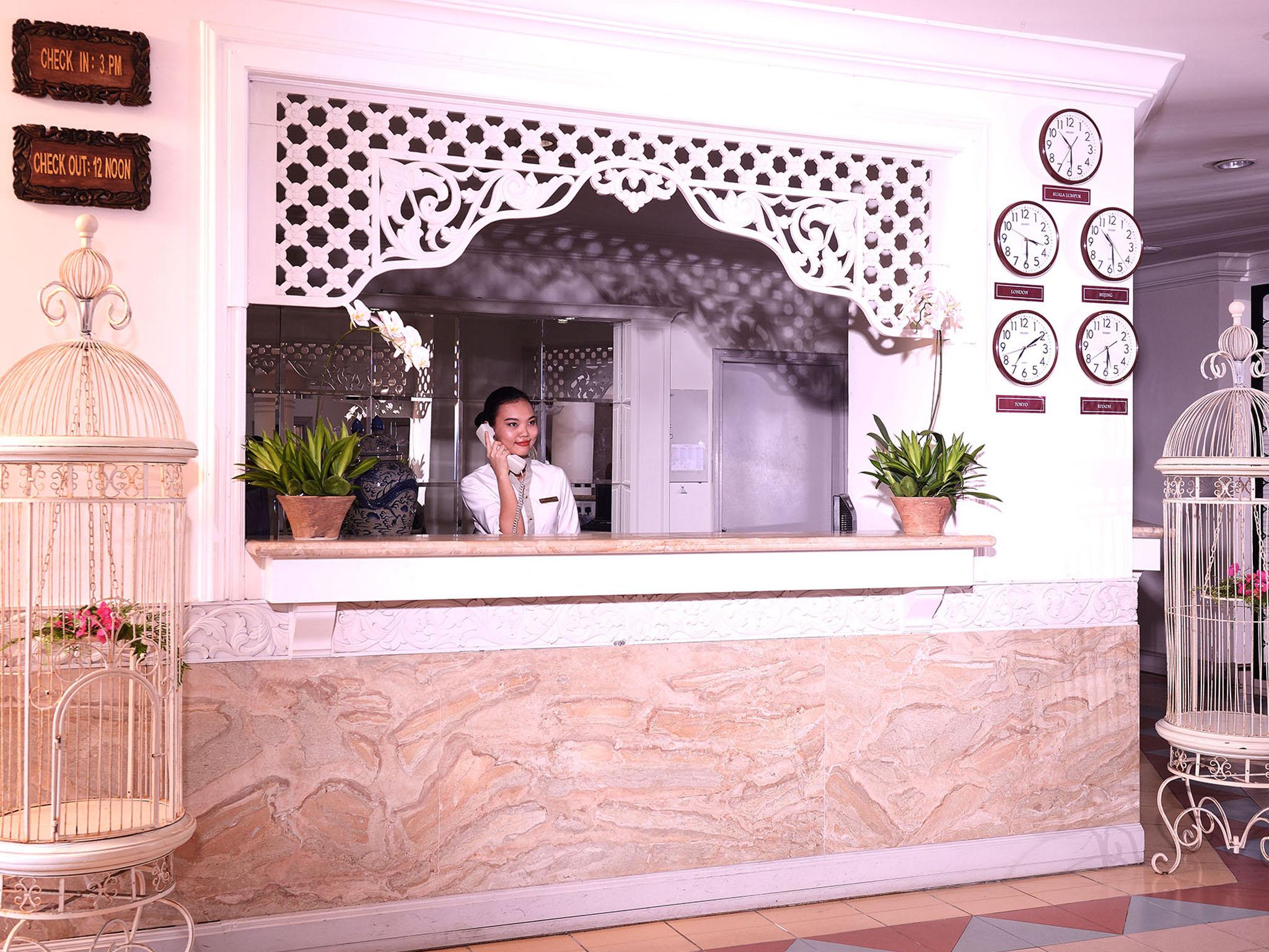 Bella Vista Express Hotel Пантай-Сенанг Экстерьер фото