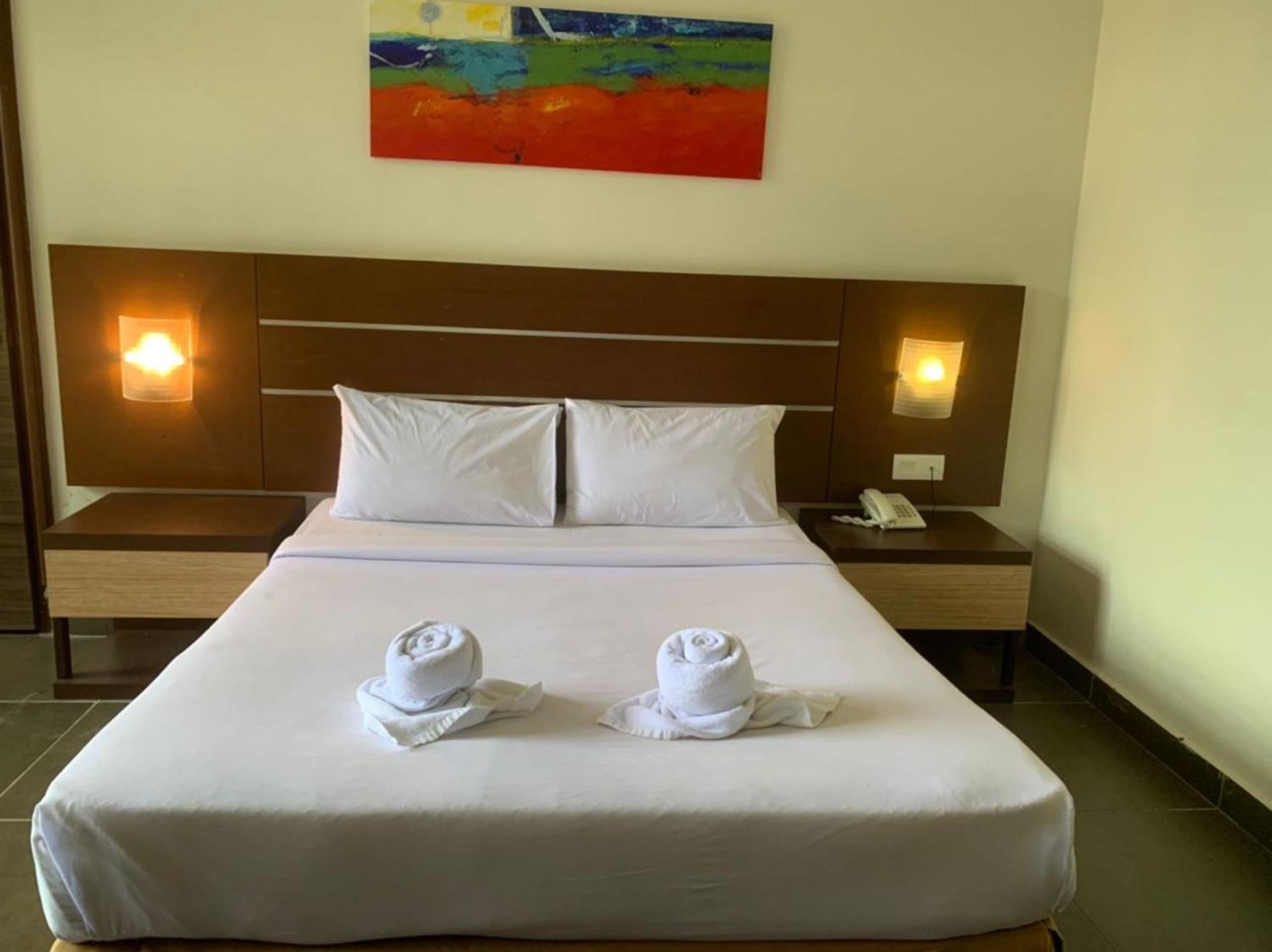 Bella Vista Express Hotel Пантай-Сенанг Экстерьер фото
