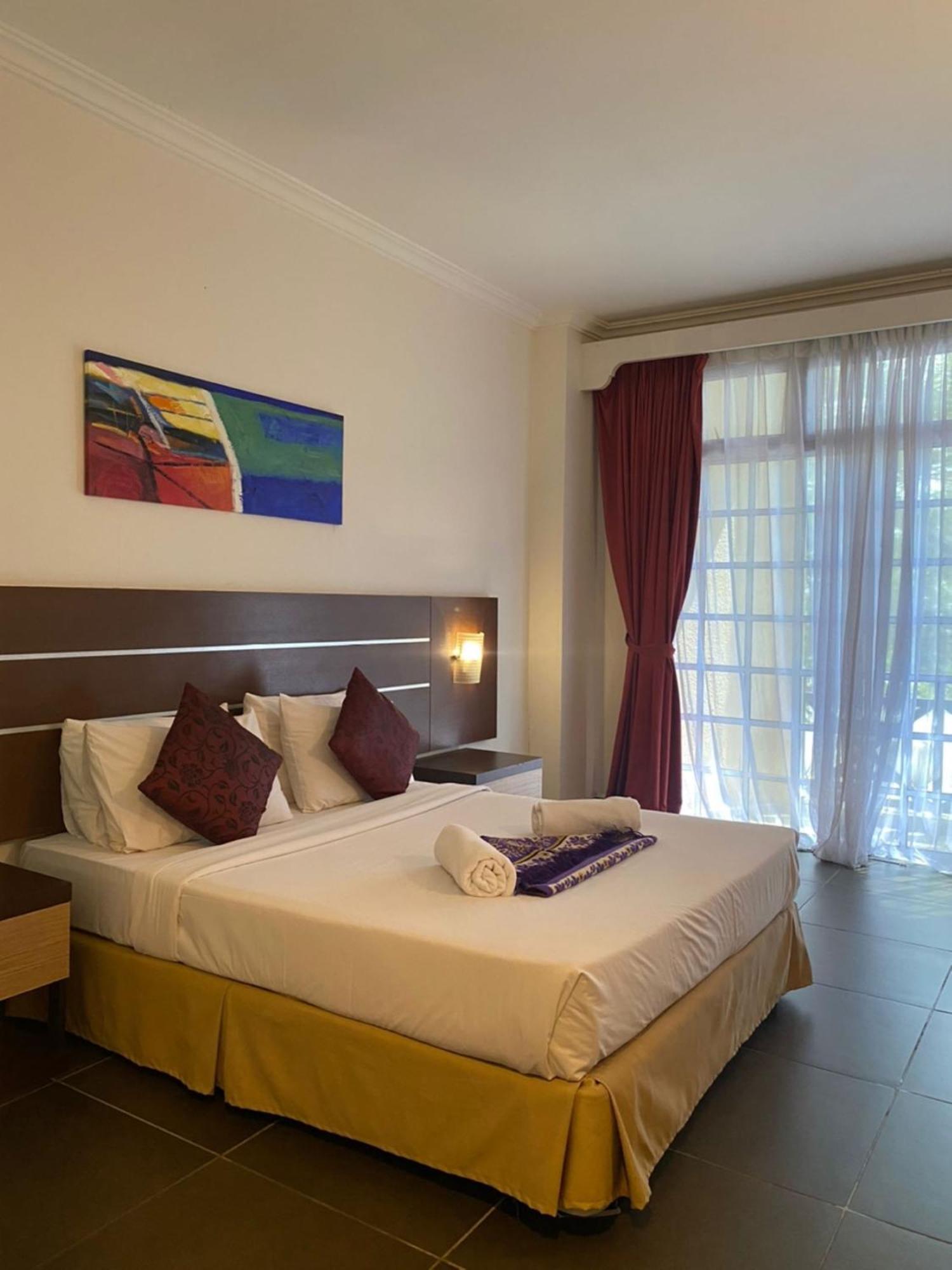 Bella Vista Express Hotel Пантай-Сенанг Экстерьер фото