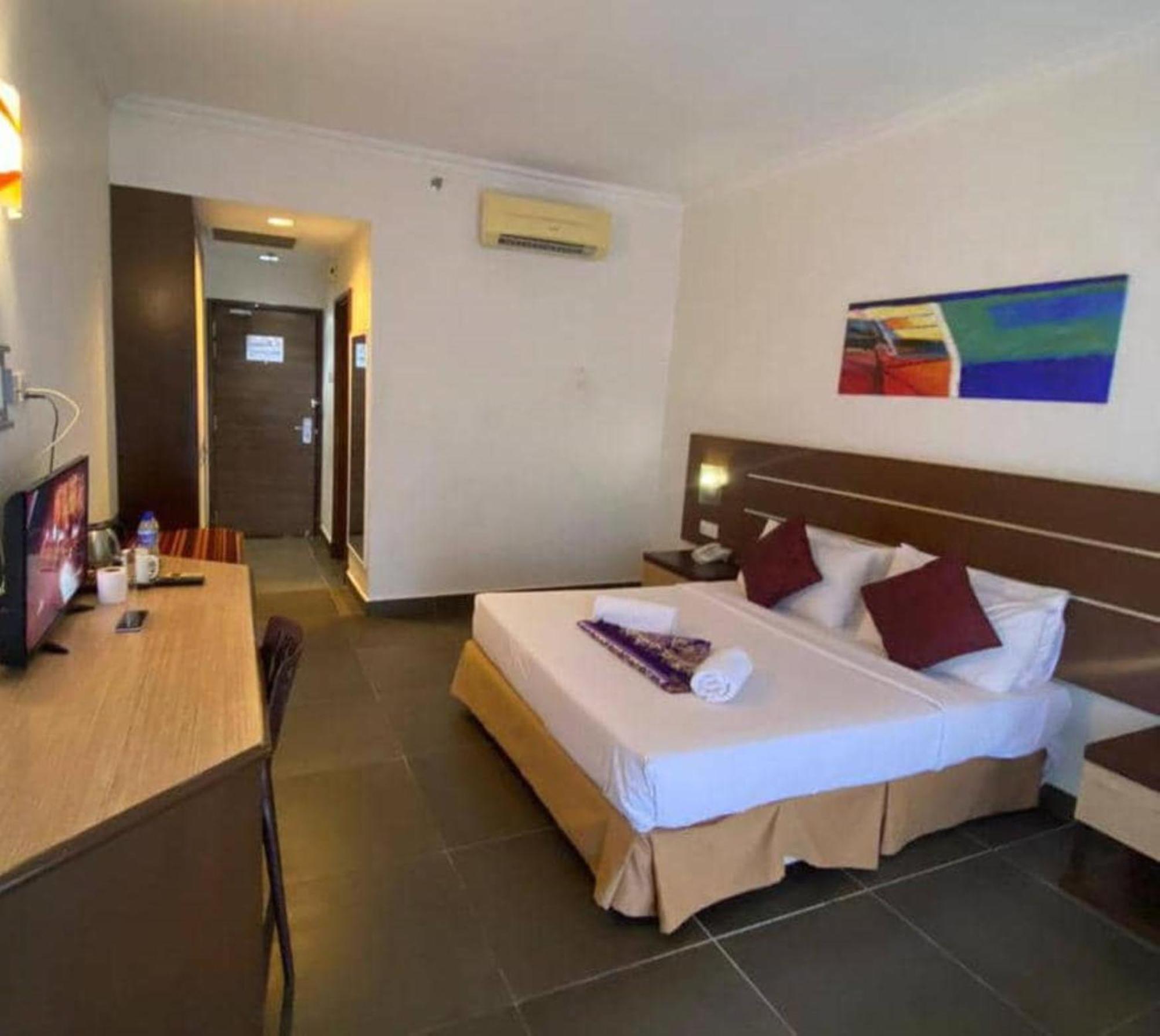 Bella Vista Express Hotel Пантай-Сенанг Экстерьер фото