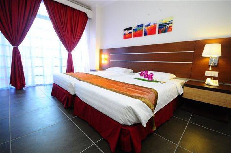 Bella Vista Express Hotel Пантай-Сенанг Экстерьер фото