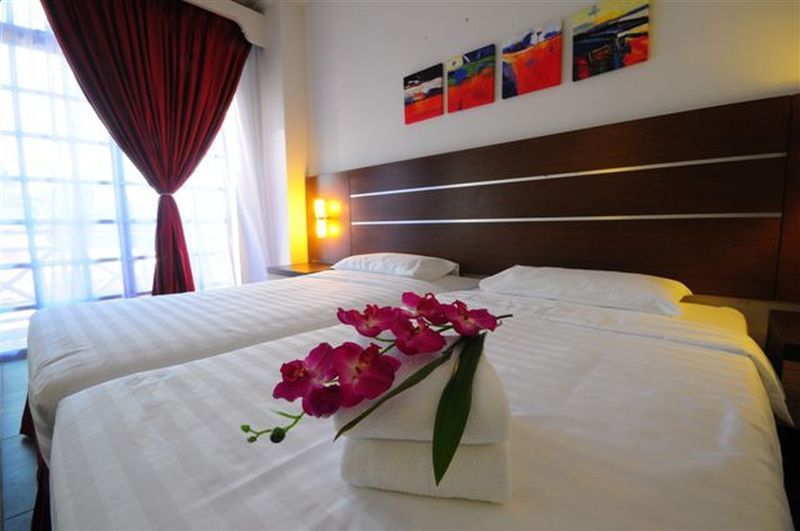 Bella Vista Express Hotel Пантай-Сенанг Экстерьер фото