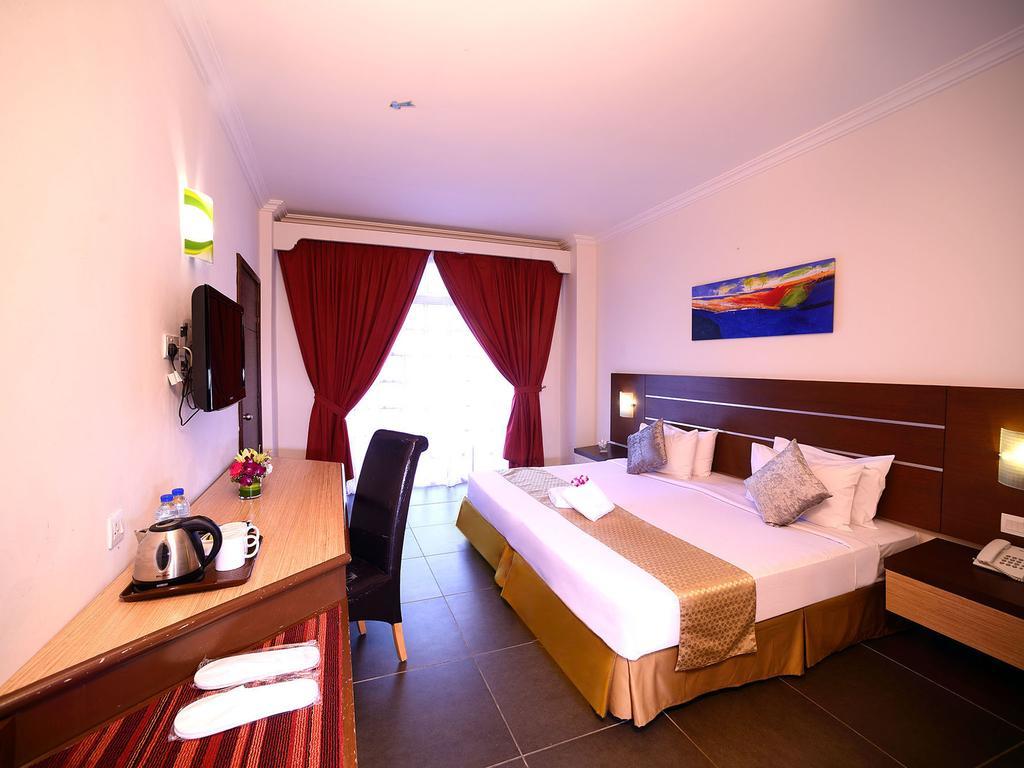 Bella Vista Express Hotel Пантай-Сенанг Экстерьер фото