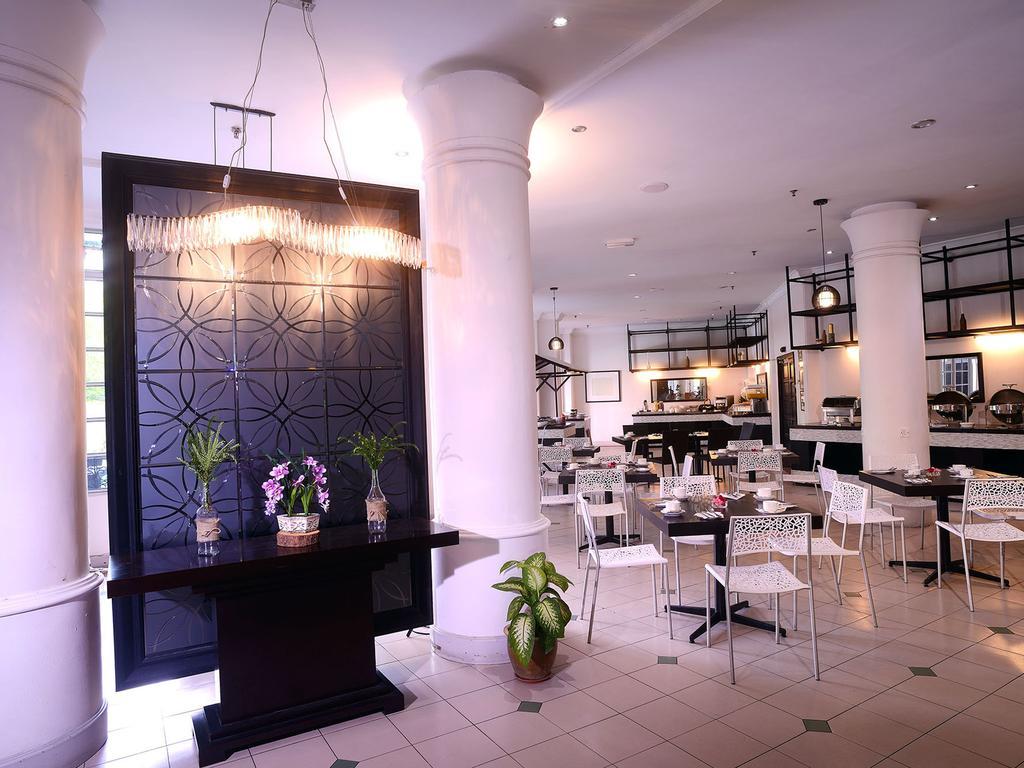 Bella Vista Express Hotel Пантай-Сенанг Экстерьер фото