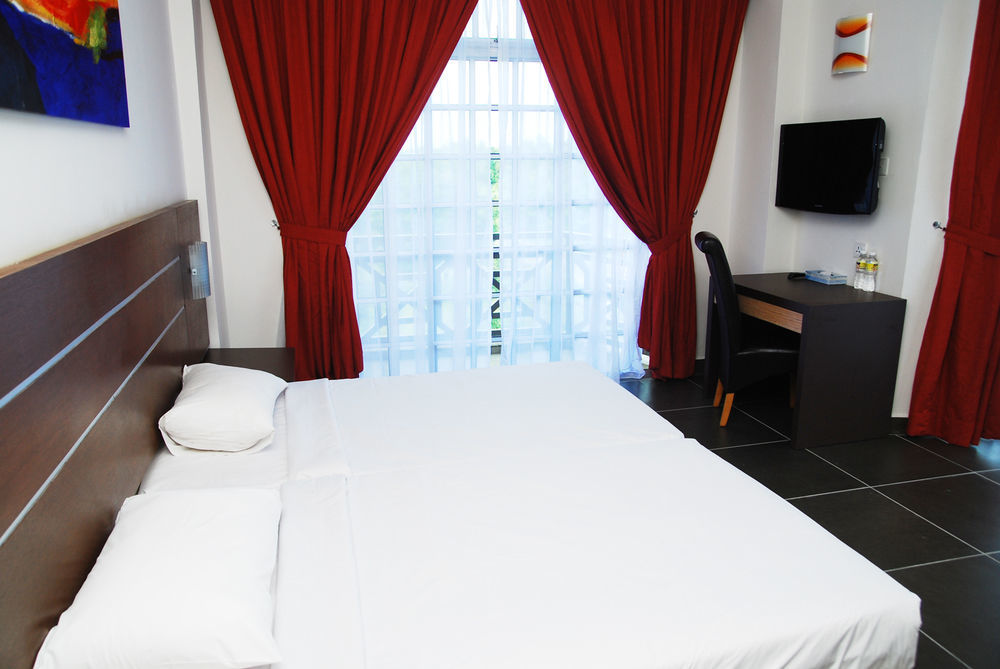 Bella Vista Express Hotel Пантай-Сенанг Экстерьер фото