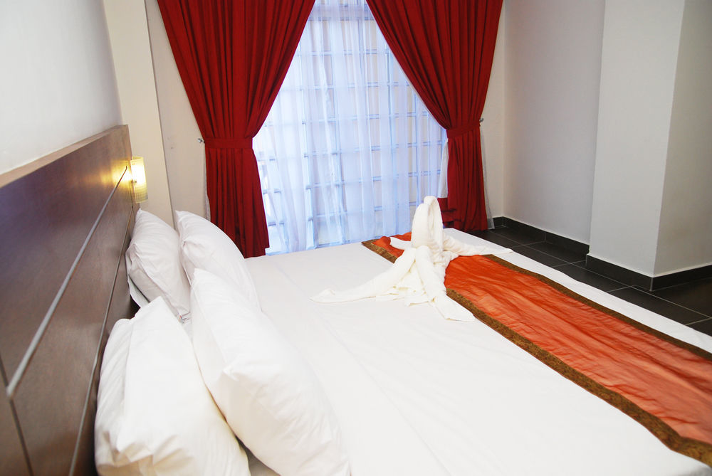 Bella Vista Express Hotel Пантай-Сенанг Экстерьер фото